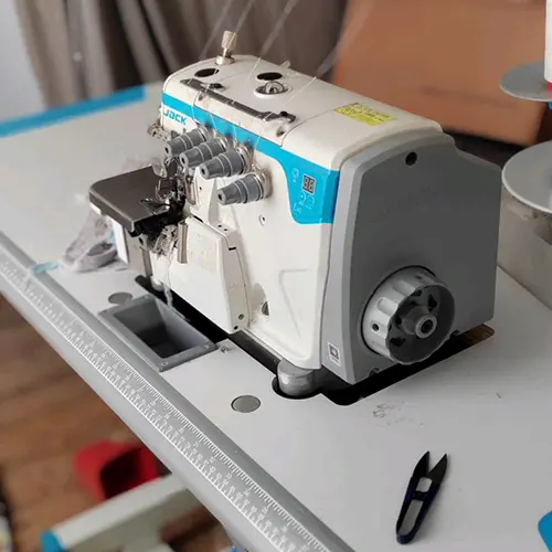 jack-e4s-industrial-overlock-sewing-machine