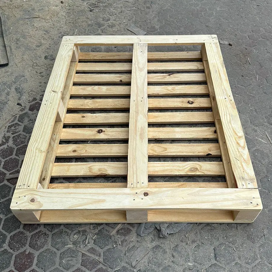 wooden-and-plastic-pallets.webp