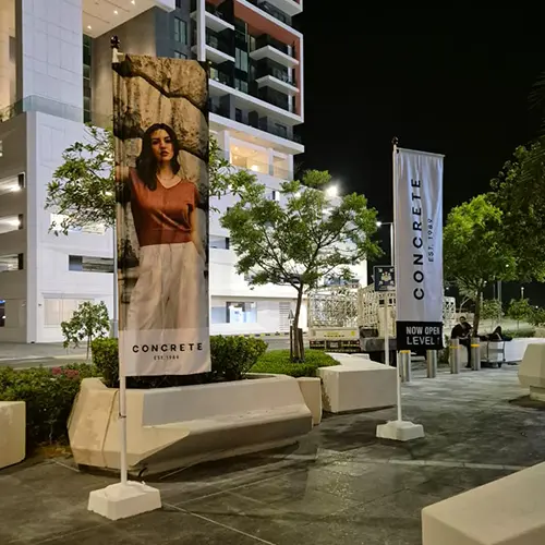 l-shape-advertising-flag-with-heavy-concrete-base.webp